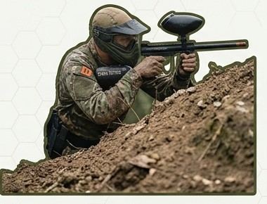 Giocatore di paintball Terra Tattica in azione durante un allenamento in Sardegna