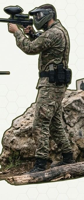 Giocatore di Paintball Terra Tattica pronto al tiro durante il torneo a Olbia